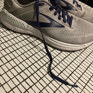 Brooks Adrenaline 22 Women's Gray and purple Athletic Shoes. In great shape.9Dsz